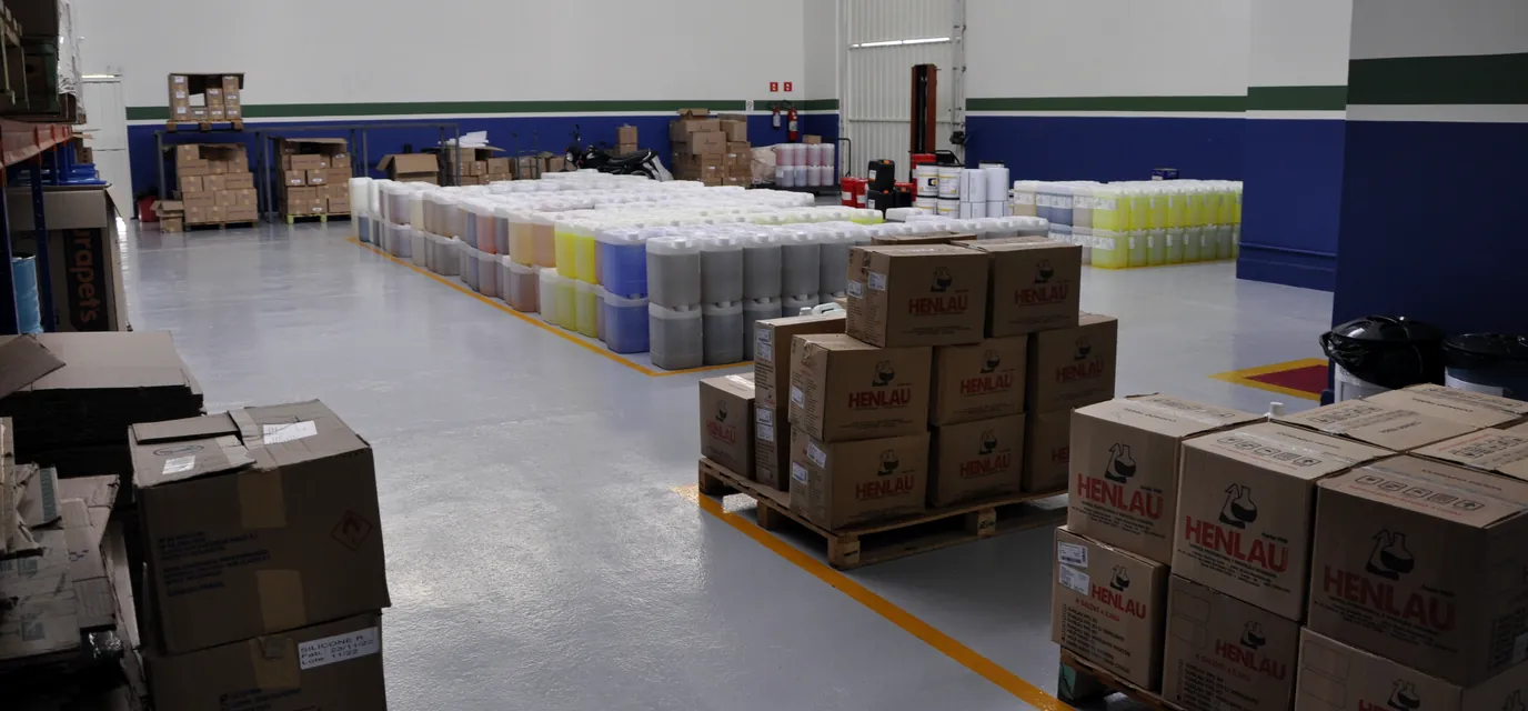 Centro de distribuição da Motriz Química com produtos paletizados