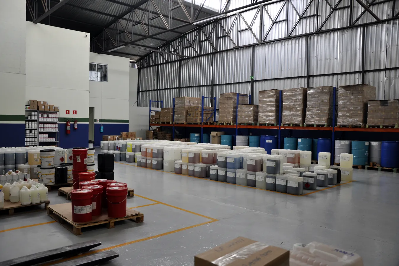 Estoque de produtos químicos da Motriz Química em Garça/SP